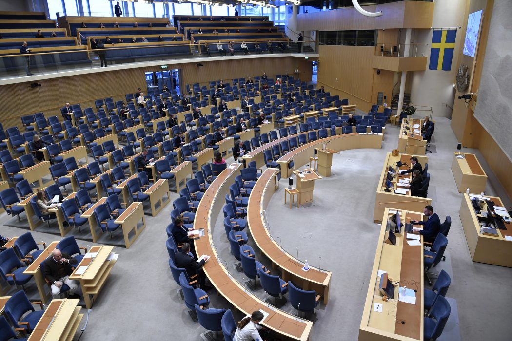 Bild från riksdagens debatt i januari om den tillfälliga pandemilagen.