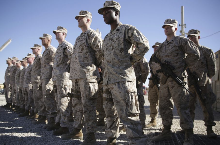 USA minskar sin bemanning i Afghanistan och Irak.
