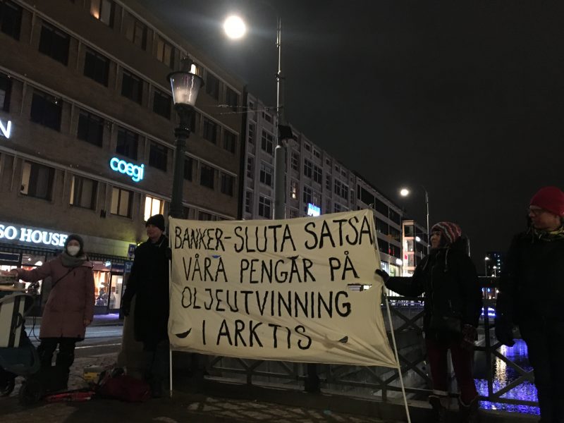 Klimataktivister från Extinction rebellion i aktion mot storbankernas investering i företag med koppling till oljeutvinning i Arktis.