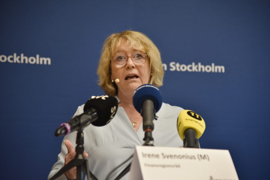 Finanslandstingsrådet Irene Svenonius och de övriga företrädarna för den blågröna majoriteten i Region Stockholm vill i dag inte ge besked om ifall de vill låta Kry driva 1177.