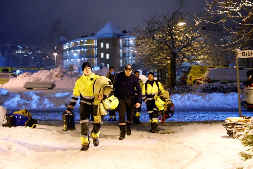 Räddningsarbetet fortsätter på lördagen med dagsljuset.