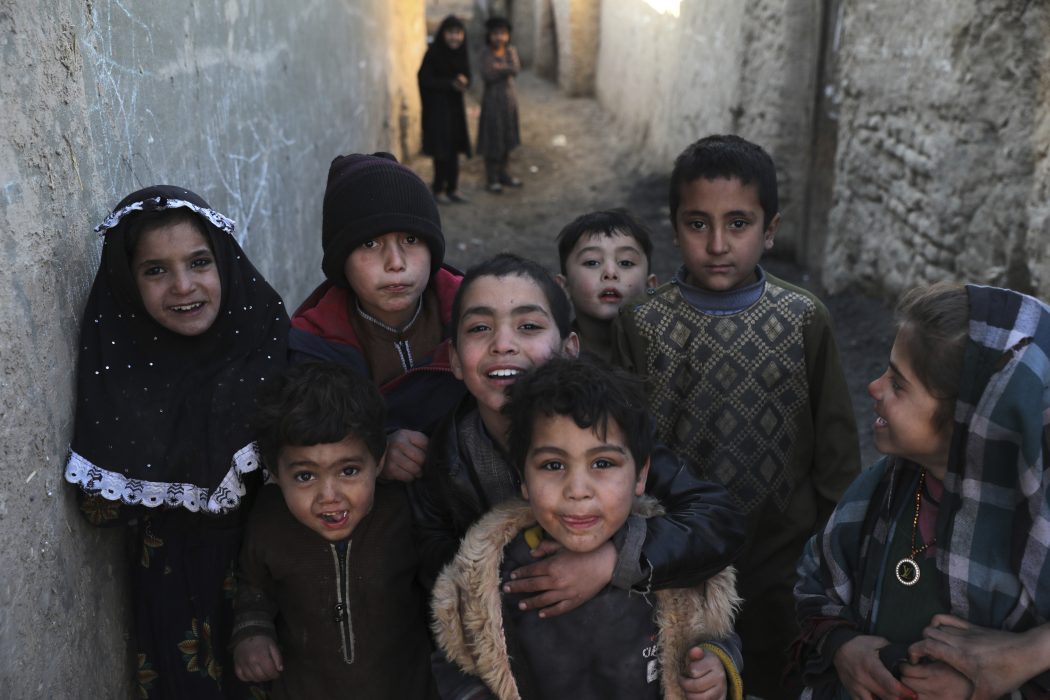 Afghanska barn posar för en fotograf utanför deras tillfälliga hem i staden Kabul, Afghanistan, onsdagen den 30 december 2020.