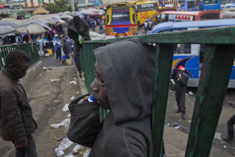 Ett gatubarn invid en busstation i Nairobi, Kenya.