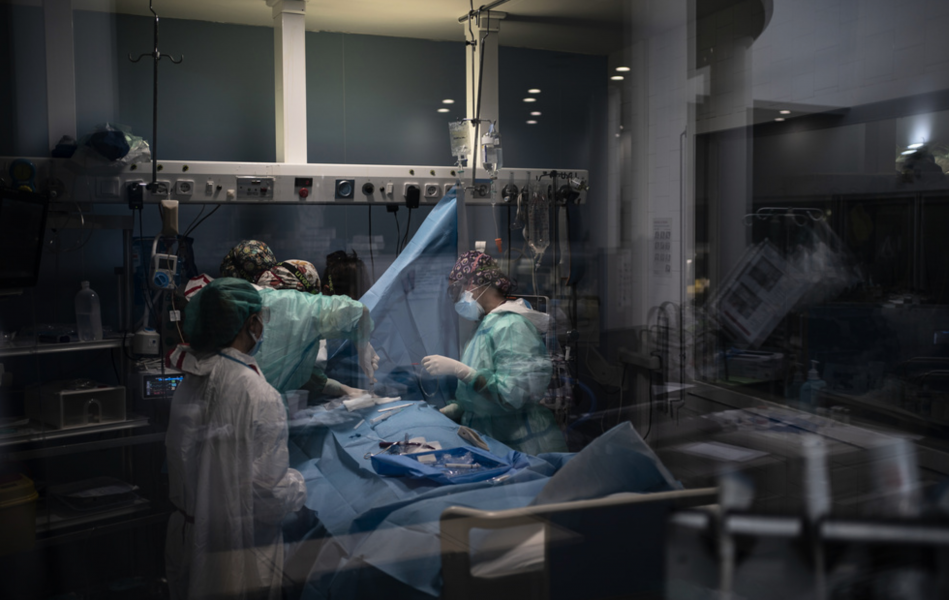 En patient behandlas på ett sjukhus i Barcelona i Spanien.