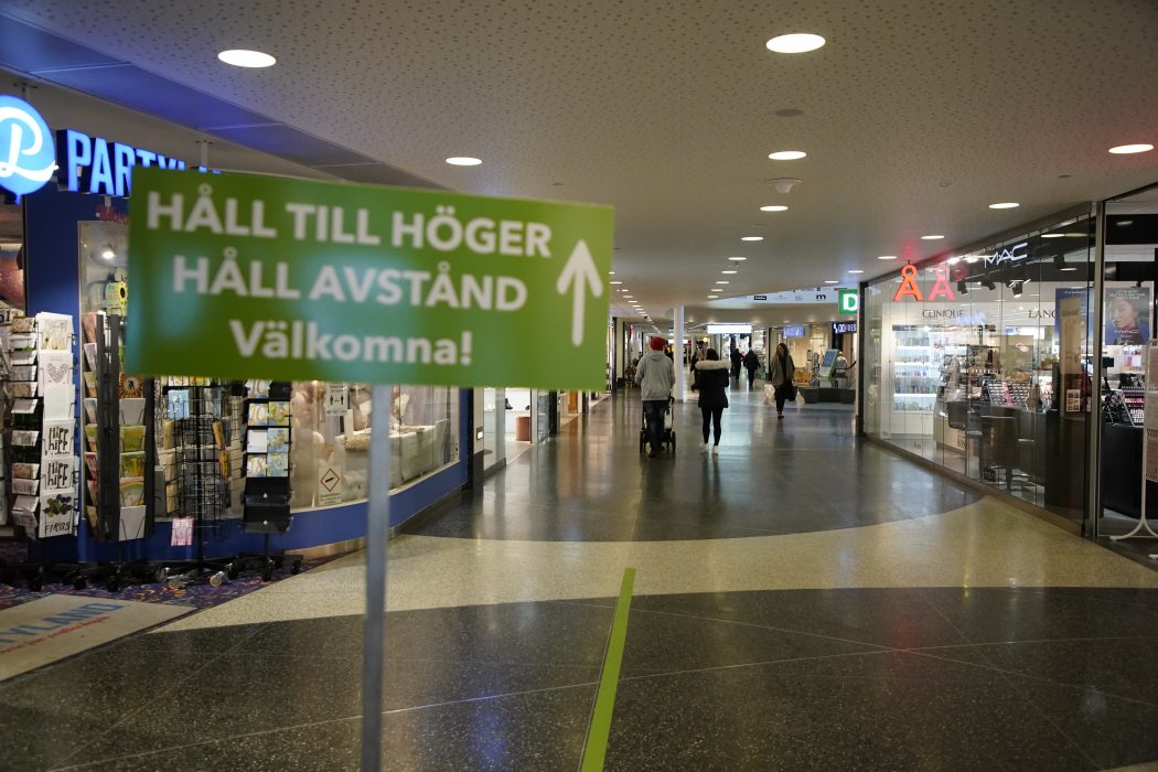 Personer som bryter som föreskrifter i den nya pandemilagen som utfärdas av regeringen kan bli skyldiga att betala böter på 2000 kronor.