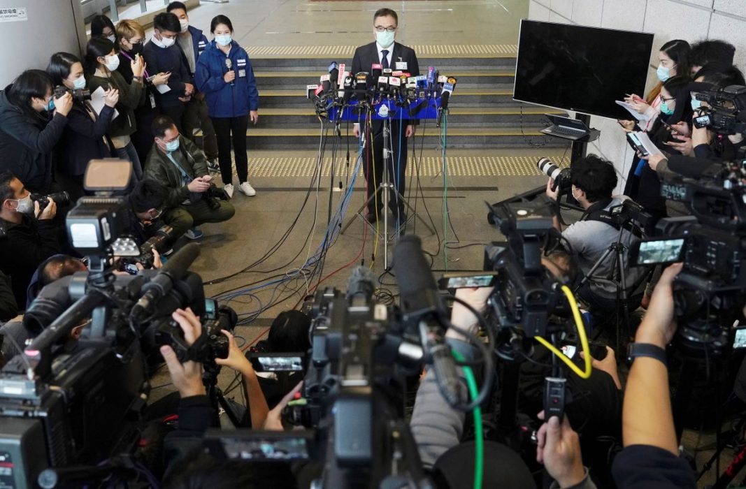Li Kwai-Wah vid Hongkongpolisens nationella säkerhetsavdelning under en presskonferens i samband med gripandena i onsdags.