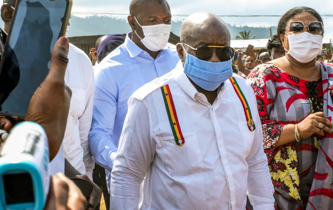 Handgemäng och kalabalik uppstod i Ghanas parlament när president Nana Akufo-Addo skulle sväras in för en ny mandatperiod.