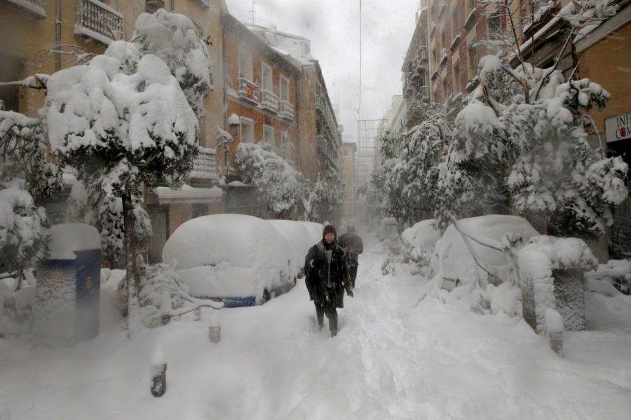 Folk pulsar fram i den rekorddjupa snön i Spaniens huvudstad Madrid.