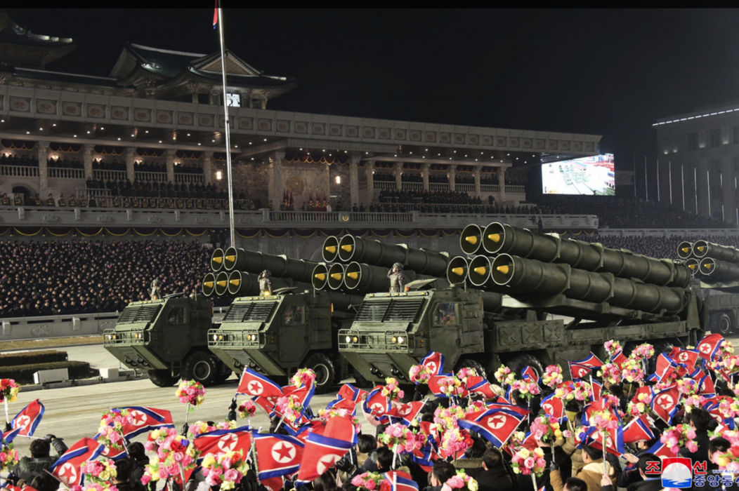 Nya robotar som kan avfyras från ubåtar har visats upp vid en stor militärparad i Pyongyang i Nordkorea.