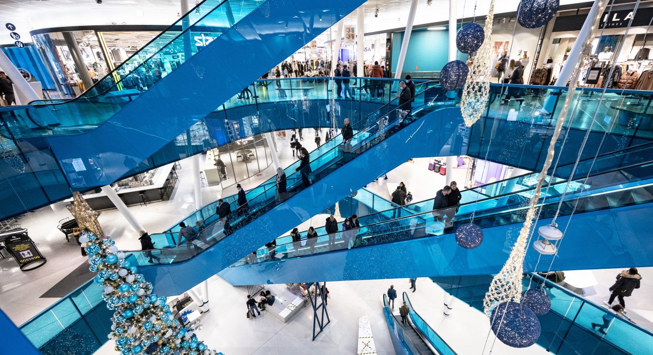 Ett köpcentrum dan före dan brukar inte se ut som den här gallerian i Malmö den 22 december 2020.