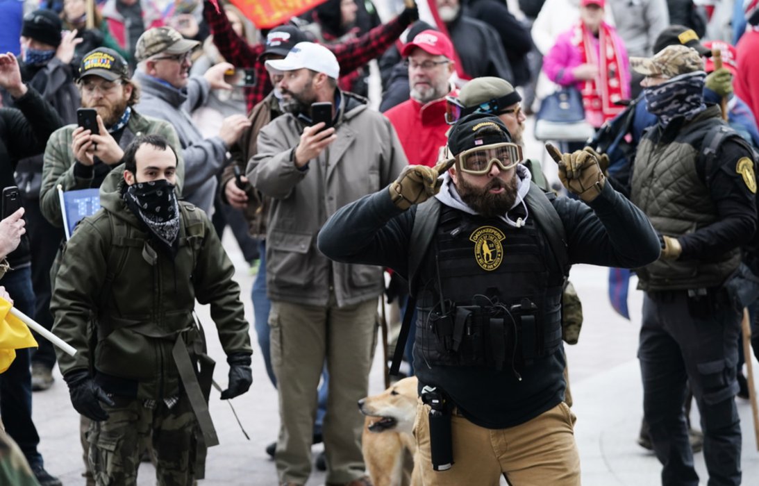 Uppeldade Trumpanhängare utanför kongressbyggnaden i Washington DC den 6 januari.