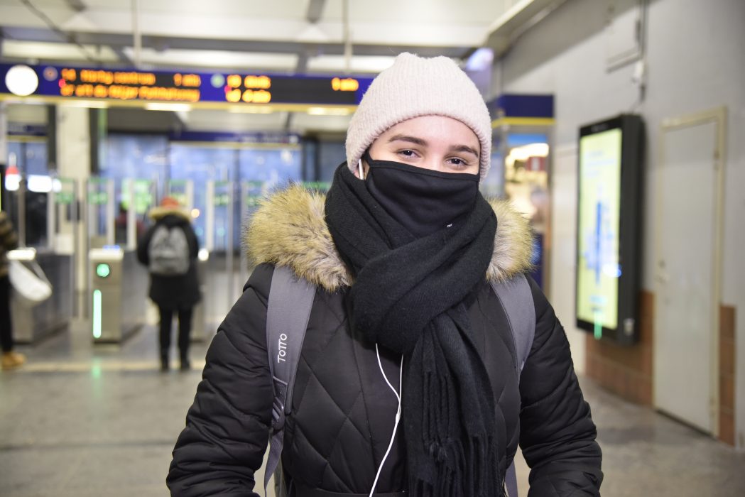 María Rhenals Jimenez måste ta sig till jobbet via kollektivtrafiken.