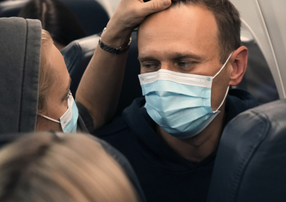 Alexei Navalnyj och hans hustru Julia på det flygplan som tog dem från Berlin till Moskva.