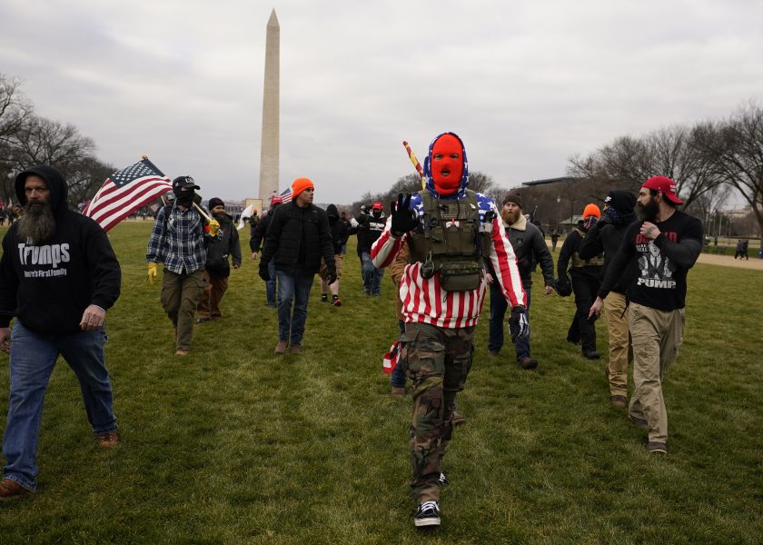 Maskerade deltagare i onsdagens våldsamma protester i Washinton DC.