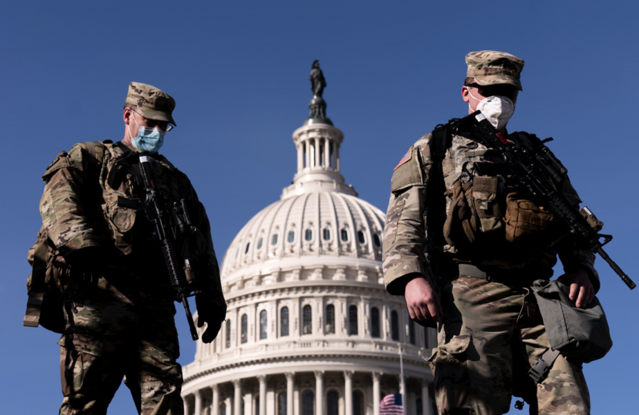 Nationalgardister utanför Kapitolium i Washington DC under torsdagen.