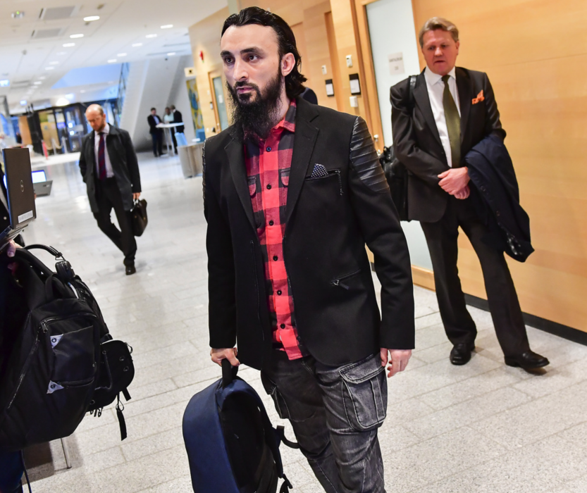 Den tjetjenske regimkritikern Tumso Abdurachmanov under förhandlingen i Attunda tingsrätt.