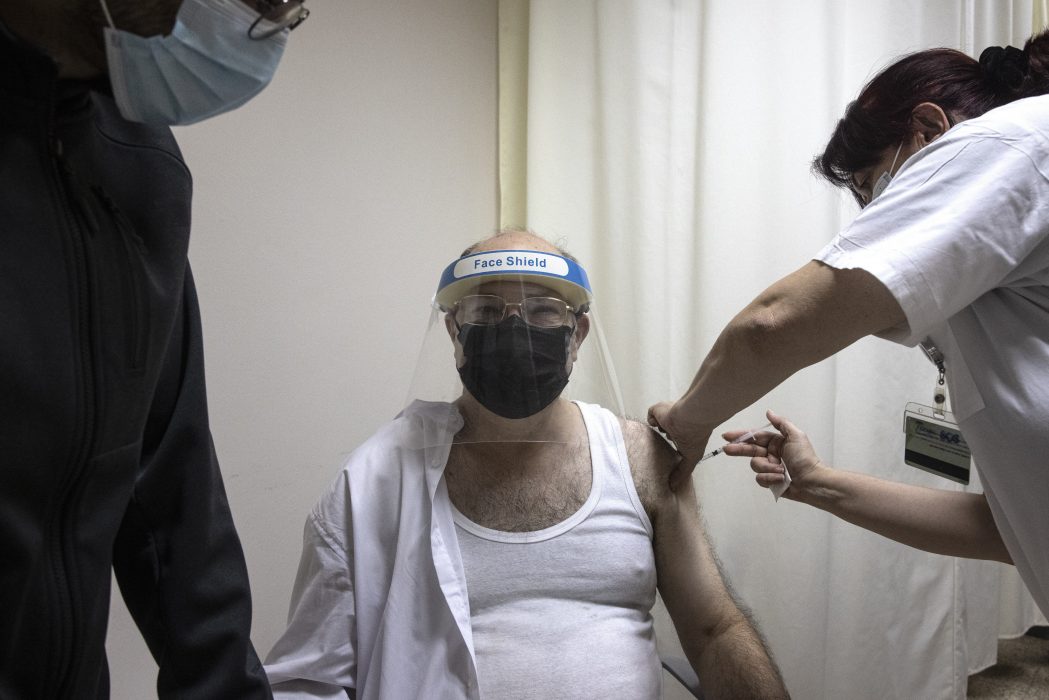 Israel är ett av de länder som vaccinerat flest av sina medborgare i förhållande till folkmängden, något som rönt internationell uppmärksamhet.