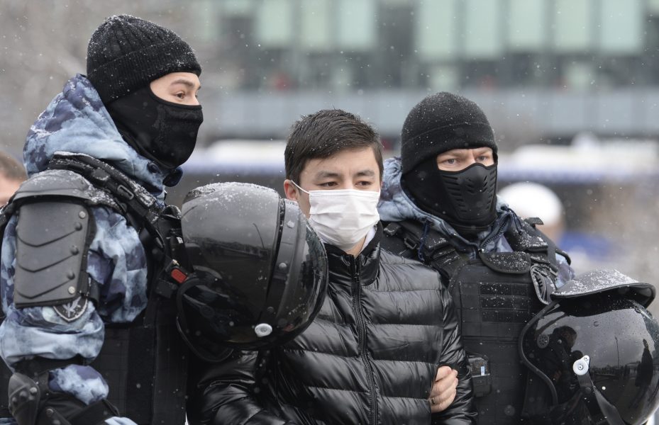 Poliser gripen en man under söndagens protester i Rysslands huvudstad Moskva.