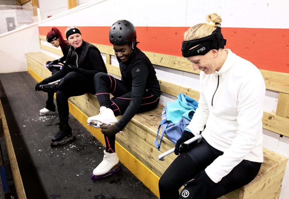 Cindy Gaude, Magdalena Kornacka, Ewuranna Mansah och Helena Lundin samlas i ishallen varje söndag för att träna.