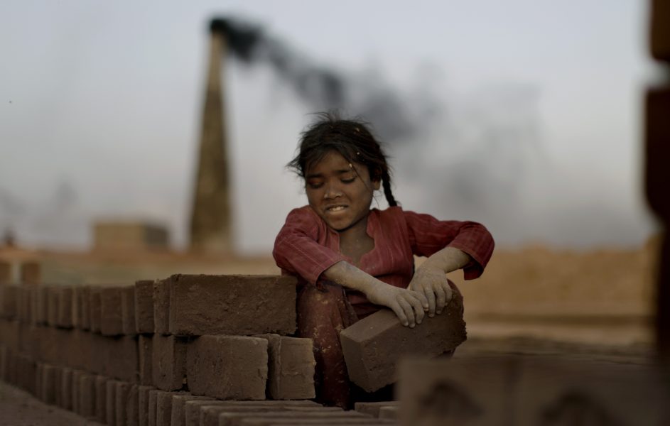 Femårige Naginah Sadiq arbetar i en tegelbruksfabrik utanför Islamabad i Pakistan tillsammans med sin familj 2012.