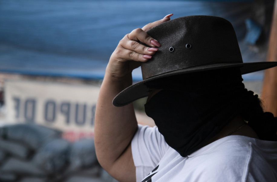 En medlem i en beväpnad kvinnoexklusiv självförsvarsgrupp patrullerar den mexikanska delstaten Michoacán.