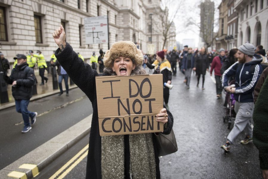 En kvinna deltar i en antivaccinprotest i London i december.