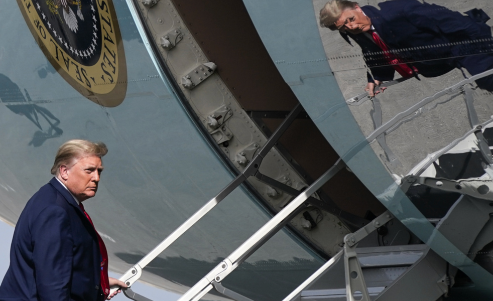 USA:s president Donald Trump stiger ombord flygplanet Air Force One på nyårsaftonen.