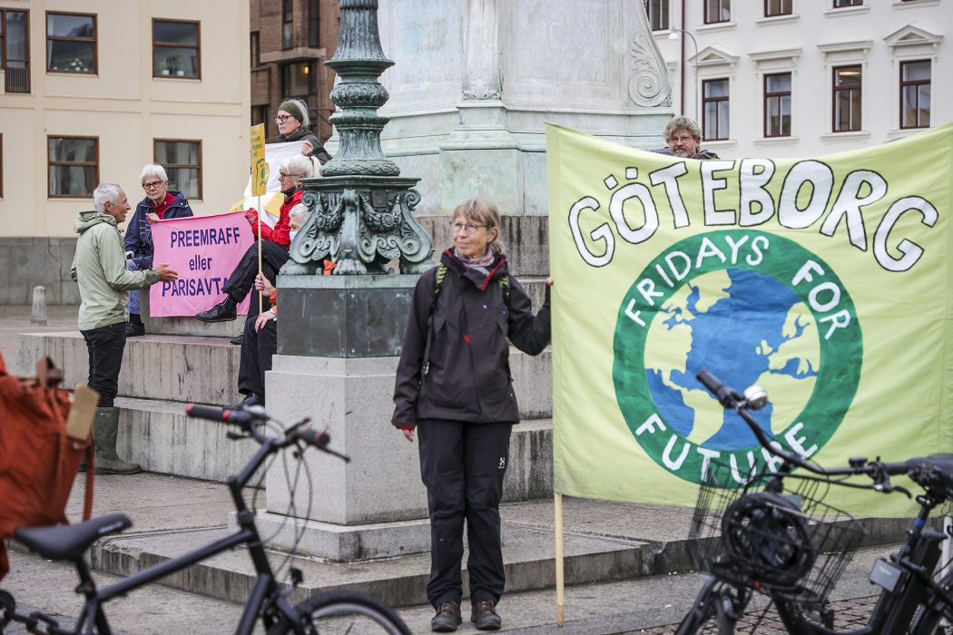 Strejk för klimatet fortsätter varje fredag runt om landet – i sociala medier eller med coronaavstånd.