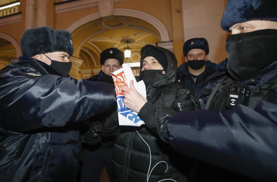 Rysk polis griper en anhängare till oppositionspolitikern Aleksej Navalnyj under en demonstration i S:t Petersburg i måndags.