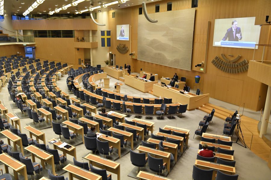 Glest bland raderna i riksdagen när Stefan Löfven rapporterar om EU-möte.