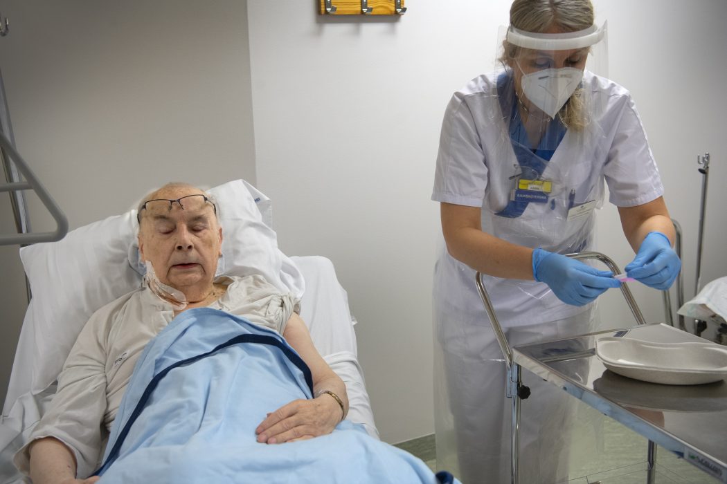 Karin Fischer Liddle avdelningschef infektionskliniken Akademiska Sjukhuset vaccinerar 84-årige Bruno Mörk, som blev den första i Uppsala att få det nya vaccinet mot covid-19 från Pfizers och BioNTech.