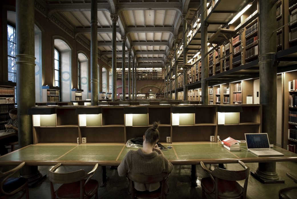 I en läsesal i Kungliga biblioteket i Stockholm träffar Jerker Jansson sjuttonhundratalstänkaren Anders Chydenius.