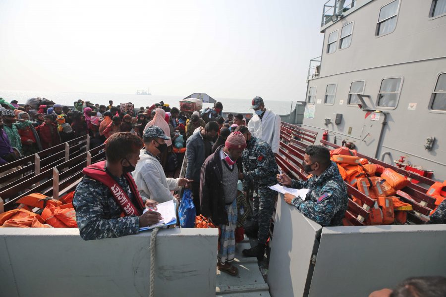 Rohingya-flyktingar anländer till ön Bhashan Char.
