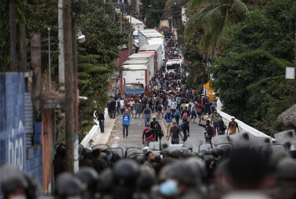 Säkerhetsstyrkor skingrar migranter i Guatemala som vill ta sig till USA.
