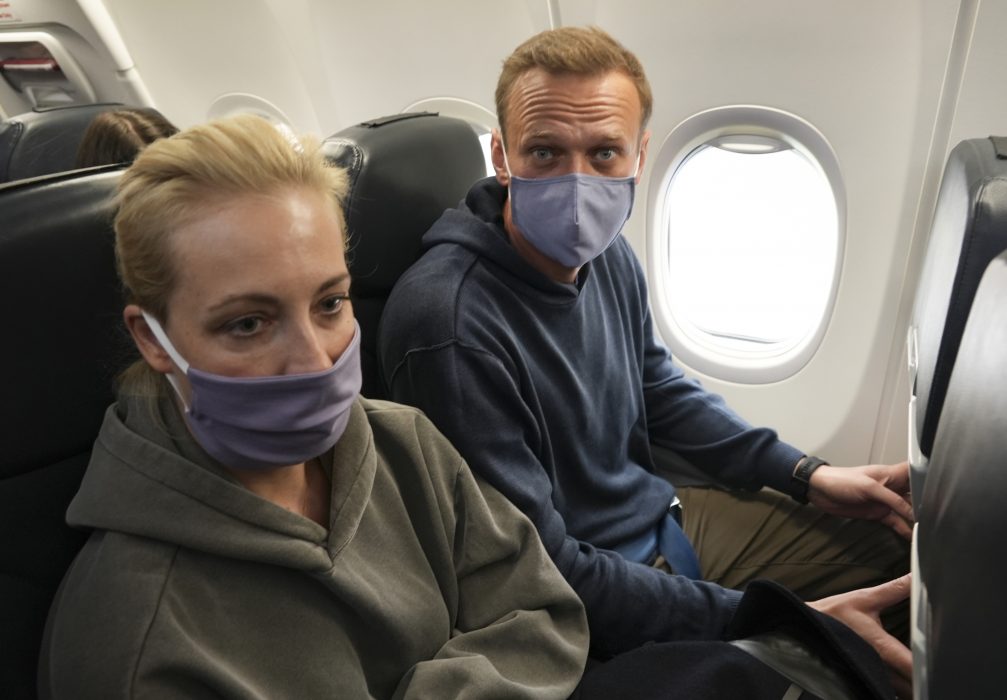 Aleksej Navalnyj och hans fru Julia på flygplanet på väg mot Moskva.