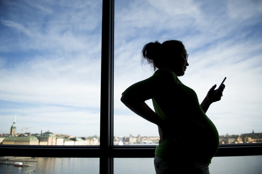 En kvinna nekades ersättning från ett försäkringsbolag på grund av sjukdomsbesvär som var kopplade till graviditet.