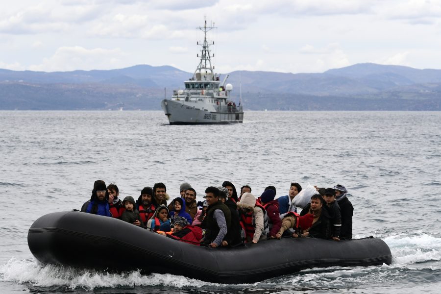 Både Frontex och flera av EU:s medlemsstater anklagas för  att kränka flyktingars mänskliga rättigheter.