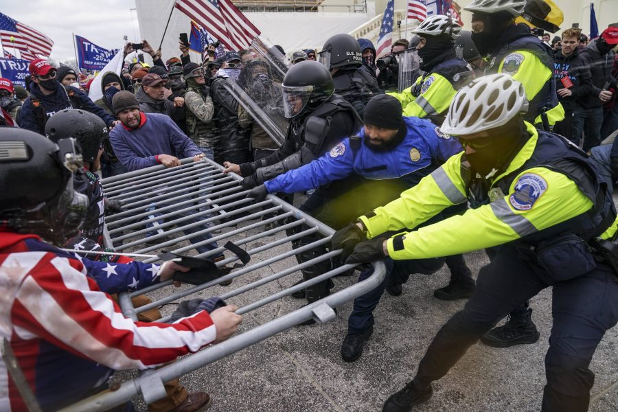 Trump-anhängare och polis i våldsam dragkamp under oroligheterna vid kongressen i Washington.