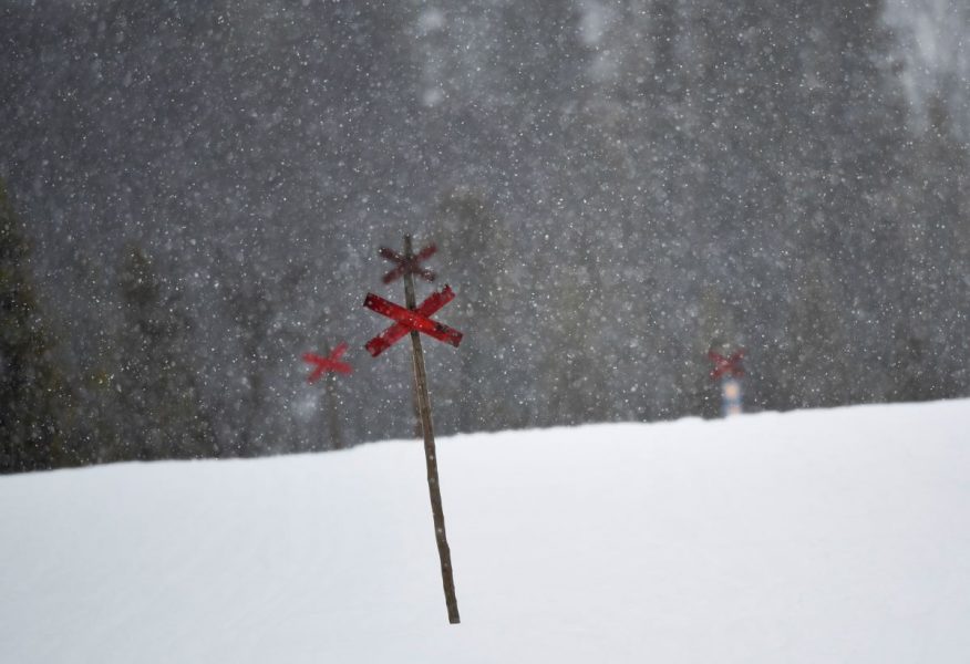 Stora snömängder och milt vinterväder har gjort isarna vanskligt svaga i Jämtlandsfjällen.