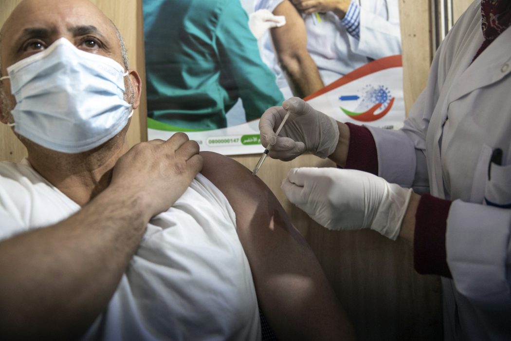 Astra Zenecas covid-19-vaccin delas ut i Marocko.