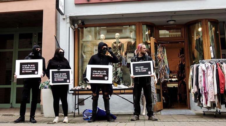 Medlemmar i Djurfront har länge demonstrerat utanför butiken, både före och efter den misstänkta misshandeln