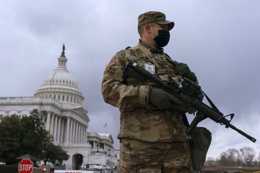 En soldat från Virginias nationalgarde står utanför Kapitolium efter att säkerhetsarrangemanget i den amerikanska huvudstaden trissats upp.