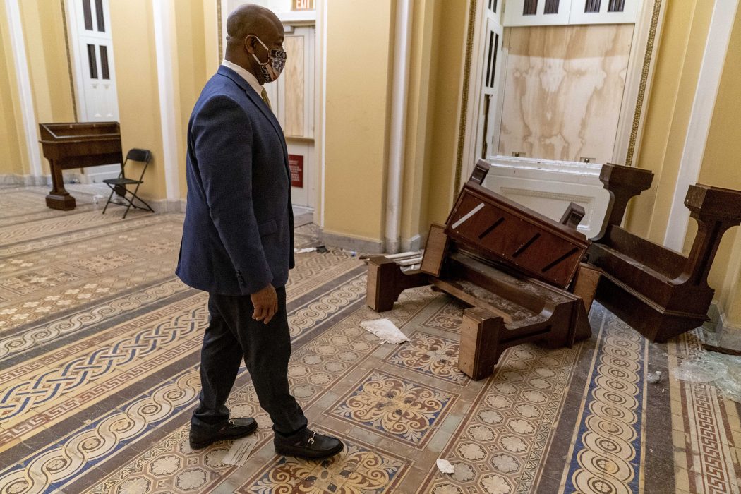 Omkullvälta möbler och sönderslagna fönster efter stormningen av Kapitolium i Washington DC.