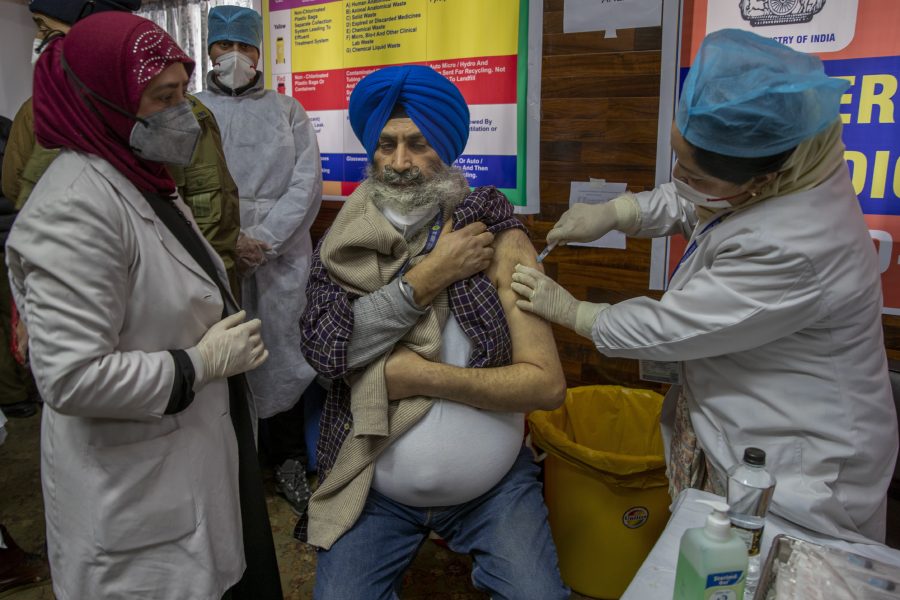 Sjukvårdspersonal blir vaccinerade i ett sjukhus i Srinigar, i det av Indien kontrollerade Kashmir.