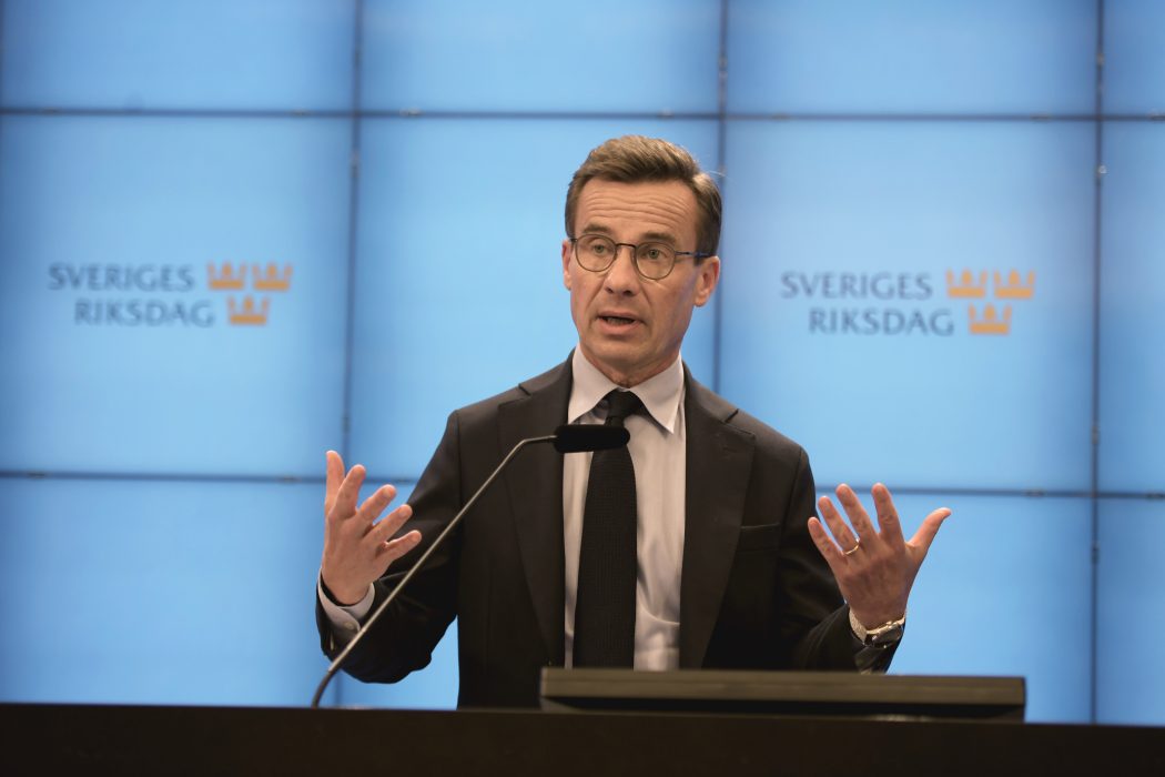 Moderaternas partiledare Ulf Kristersson vill att alla i vården som har kontakt med riskgrupper ska vaccinera sig, eller fundera på att byta jobb eller acceptera omplacering.