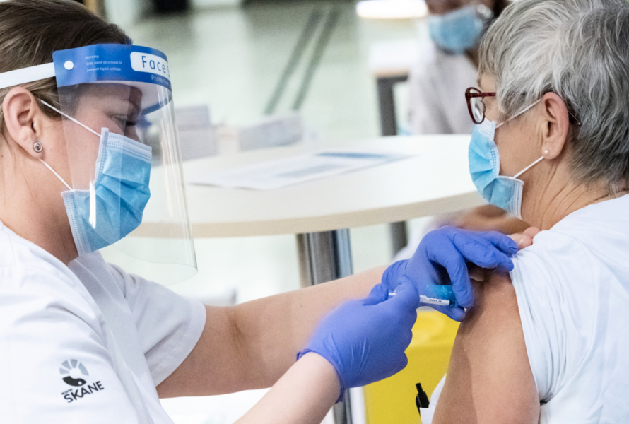 Personal vaccineras med Covid-19 vaccin från Pfizer BioNTech på SUS i Malmö förra veckan.