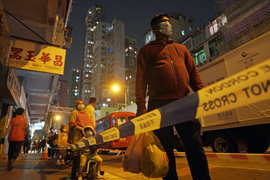 Hongkongbor köade under fredagskvällen vid tillfälliga testanläggningar inför lördagens nedstängning.