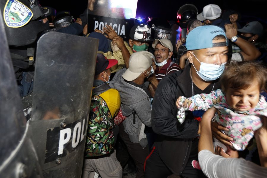 Gränspolis försöker hindra människor att gå över gränsen mellan Honduras och Guatemala.