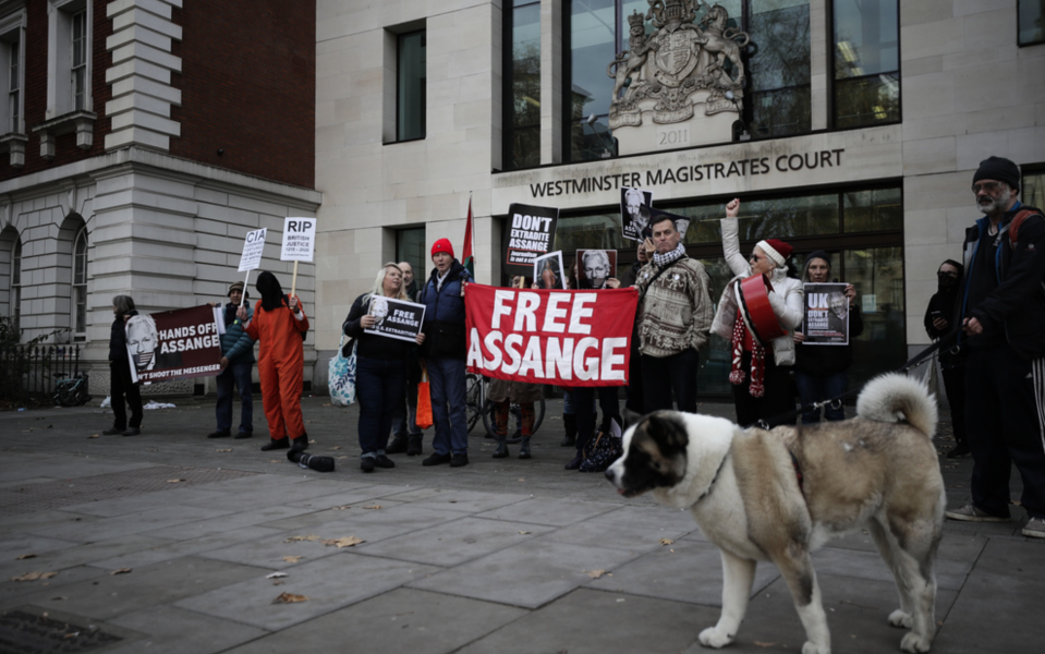 Anhängare till Wikileaks och Julian Assange har flera gånger under rättsprocessen protesterat utanför domstolen mot behandlingen av honom.