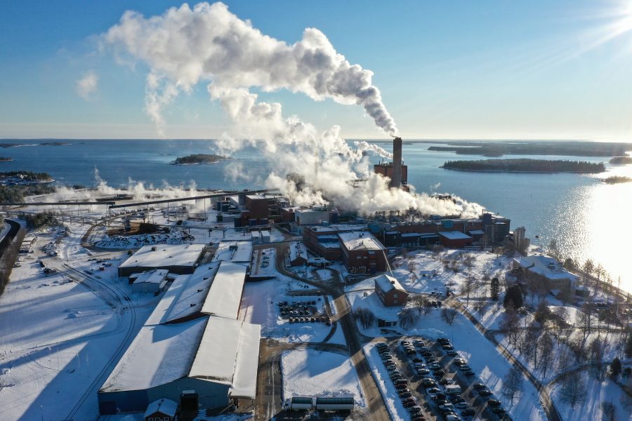 Under Billerud Korsnäs förpackningsfabrik utanför Kalix i Norrbottens län döljer sig två miljarder år gammal basalt, som kan bli lagringsplats för infångad koldioxid från fabriken.